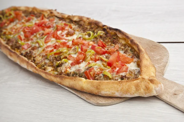 Türkisches Pide-Rindfleisch und Käse-Pita — Stockfoto