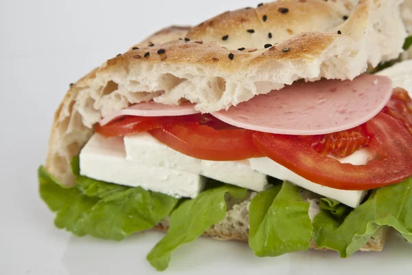 Sandwich au fromage à la tomate, concombre et salade isolé sur fond blanc — Photo