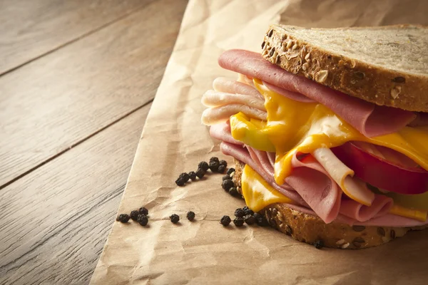 Geroosterde Salami gegrilde rundvlees vlees en groenten — Stockfoto