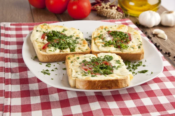 Gerösteter Käse und Knoblauchbrot mit Petersilie — Stockfoto