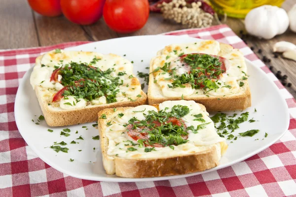 Toasted Cheese and Garlic Bread with Parsley — Stock Image Toasted Cheese and Garlic Bread with Parsley Royalty Free Stock Images