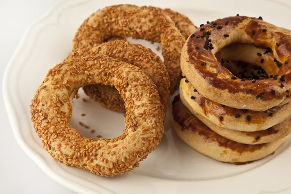 Bagel turco Simit con fondo blanco aislado de sésamo — Foto de Stock