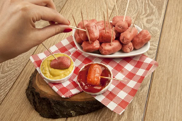 Mini salsicha Salamis em uma tigela pequena em fundo de madeira — Fotografia de Stock