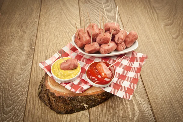 Salchicha Mini Salamis en un tazón pequeño sobre fondo de madera —  Fotos de Stock