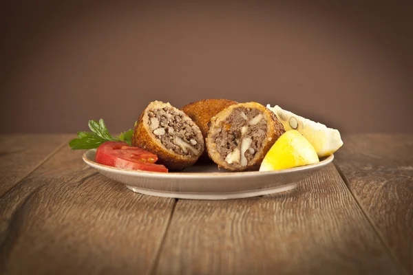 Türkisches Ramadan-Essen icli kofte (Frikadelle) Falafel — Stockfoto