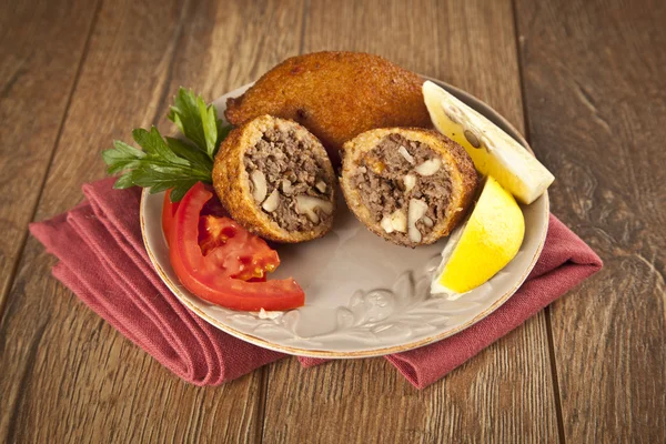 Turkse Ramadan Food icli kofte (gehaktbal) falafel — Stockfoto