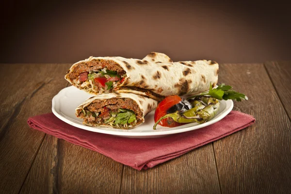 Doner Adana Kebab med Lahmacun — Stockfoto