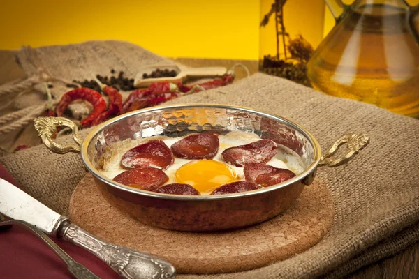 Saucisse turque (sucuk) et oeuf — Photo