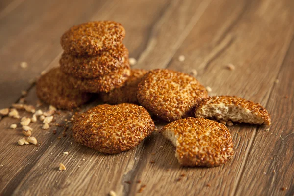 Biscoitos caseiros com sementes de gergelim, na mesa de madeira — Fotografia de Stock