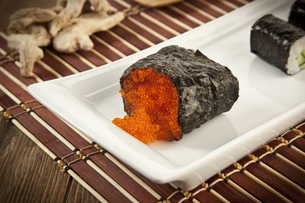 Makizushi. köstliche Tobiko-Sushi-Rollen auf weißem Teller — Stockfoto