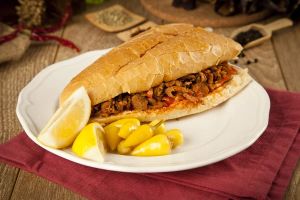 Fleischrind Tantuni ist eine Art traditioneller türkischer Dönerspieß — Stockfoto