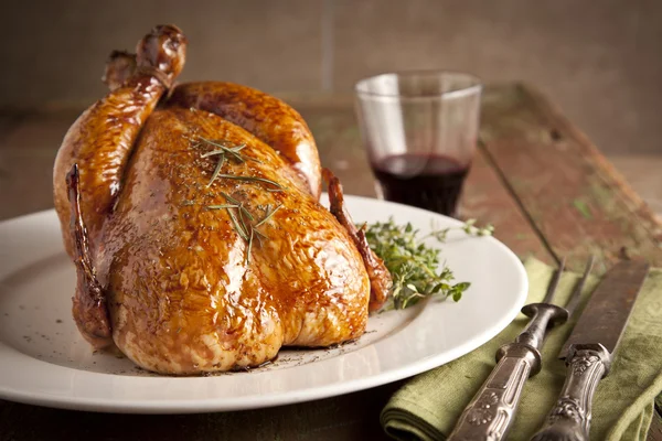 Pavo a la parrilla y varias verduras en plato de madera para Navidad y día de agradecimiento —  Fotos de Stock