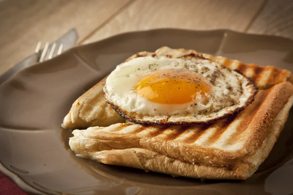 Œufs brouillés avec pain grillé sur une table en bois marron — Photo