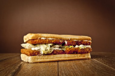 ekmekli balık sandviç tartar sos ile