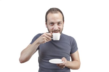 Genç adam bir fincan kahve ya da çay içme beyaz arka plan izole