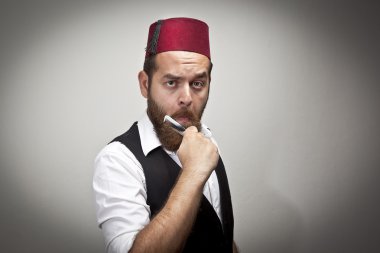 Adam geleneksel Türk şapka ve bıyık ve sakal penye elbise kabadayı