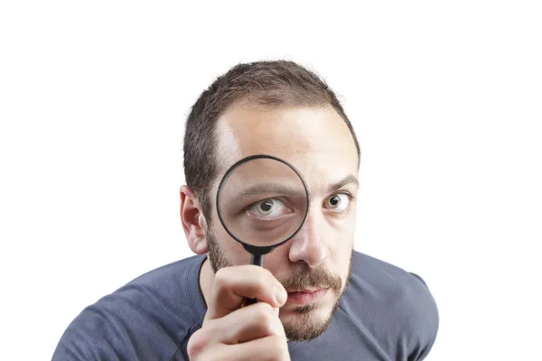 Büyüteçle bakan hayrete düşmüş bir adam.