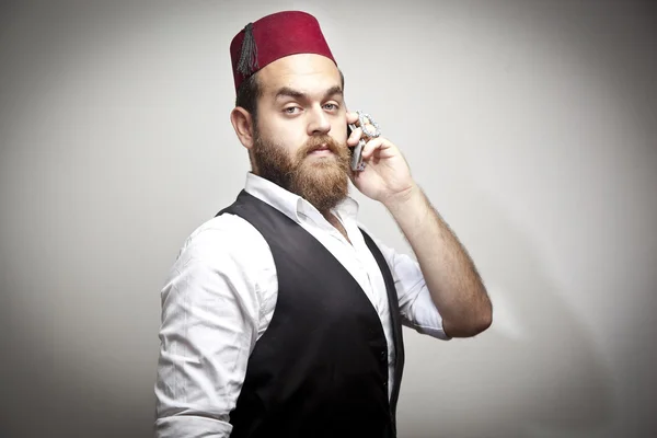 Muž v tradičních tureckých čepici a šaty kabadayi mluvící telefon — Stock fotografie