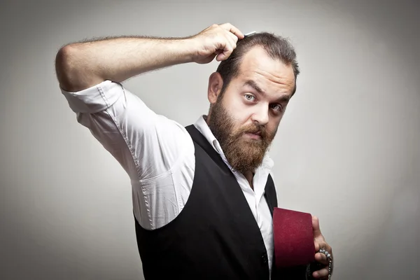 Homem de chapéu turco tradicional e vestido kabadayi pentear o cabelo — Fotografia de Stock