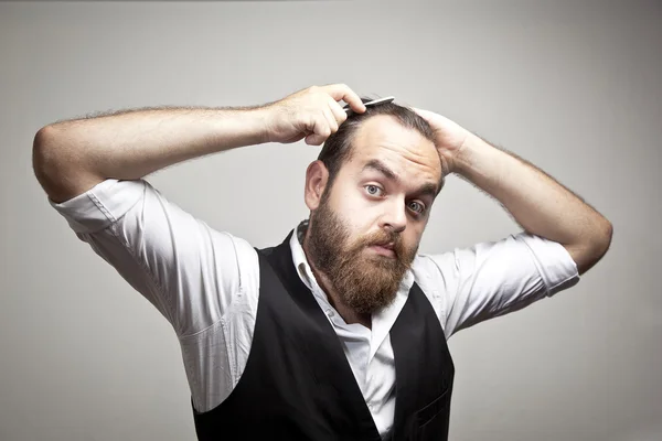 Man in traditionele Turkse hoed en kleding kabadayi zijn haar kammen — Stockfoto