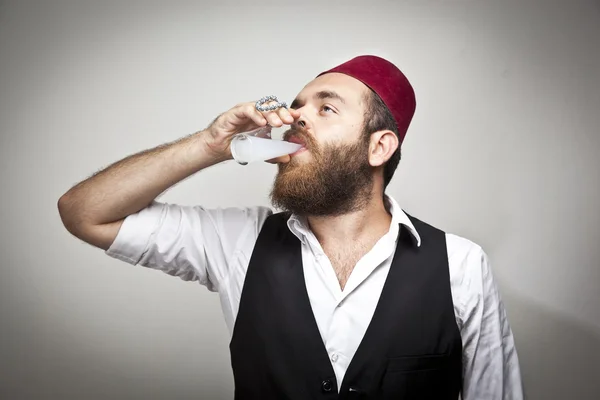Mann mit traditionellem türkischem Hut und Kleid kabadayi Alkohol Raki trinken — Stockfoto