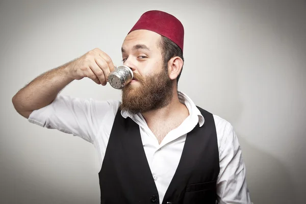 Man in traditionele Turkse hoed en kleding kabadayi Turkse koffie drinken — Stockfoto