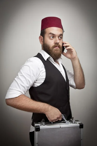 Homme dans le chapeau turc traditionnel et robe kabadayi téléphone parlant — Photo