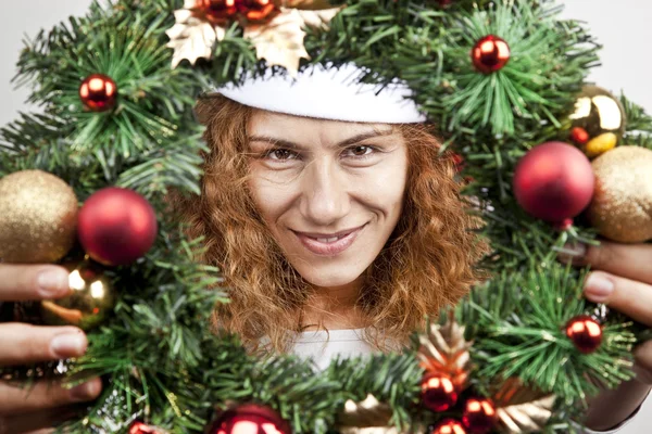 Vánoční kroužek s vánočními dívka — Stock fotografie