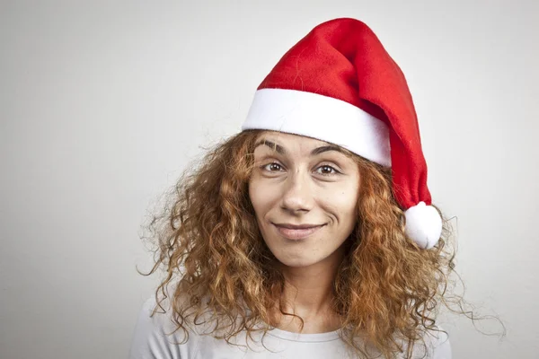 Fatigué somnolent femme se réveiller heureux avec Noël santa chapeau — Photo