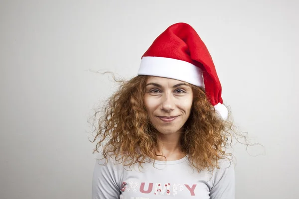 Mujer somnolienta cansada despertando feliz con sombrero de Navidad santa — Foto de Stock