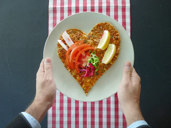 Forma de coração lahmacun turco amor para o Dia dos Namorados — Fotografia de Stock