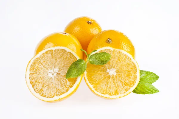 Pomarańcze z kromka na białym tle — Zdjęcie stockowe