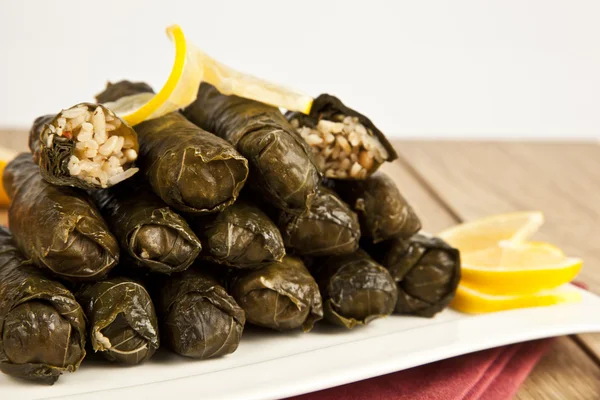 Envoltura rellena con aceite de oliva otomano, cocina turca y griega, el aperitivo más hermoso . — Foto de Stock
