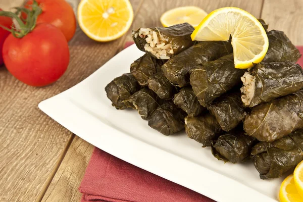 Envoltura rellena con aceite de oliva otomano, cocina turca y griega, el aperitivo más hermoso . —  Fotos de Stock