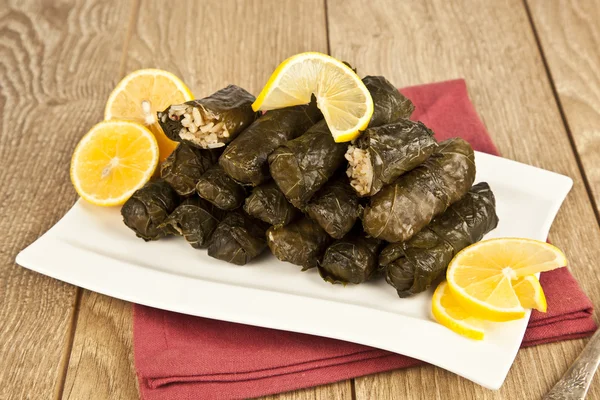 Envoltório recheado com azeite cozinha otomana, turca e grega, o aperitivo mais bonito . — Fotografia de Stock