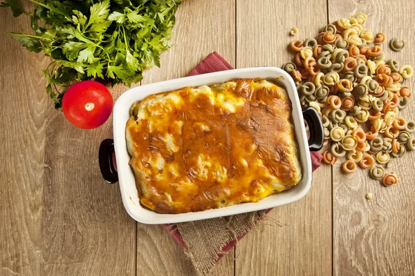 Ugnsbakad Pasta färsk grönsak med cheddarost — Stockfoto