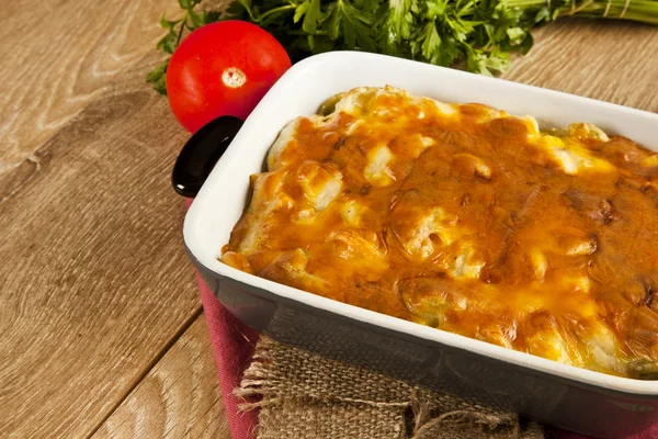 Ugnsbakad Pasta färsk grönsak med cheddarost — Stockfoto