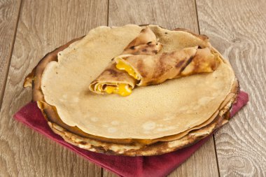 Krep sıcak bir ocakta peynirli gözleme