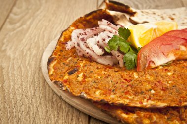 Türk özel pizza lahmacun pide maydanoz ve limon ile
