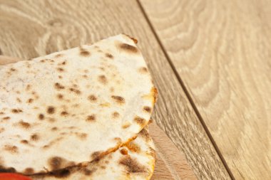 Türk özel pizza lahmacun pide maydanoz ve limon ile