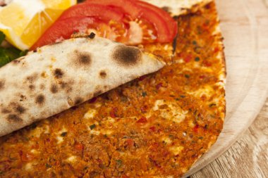Türk özel pizza lahmacun pide maydanoz ve limon ile