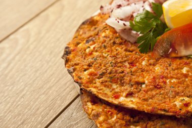 Türk özel pizza lahmacun pide maydanoz ve limon ile