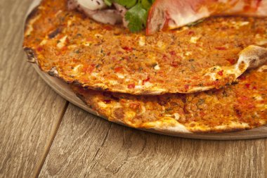 Türk özel pizza lahmacun pide maydanoz ve limon ile