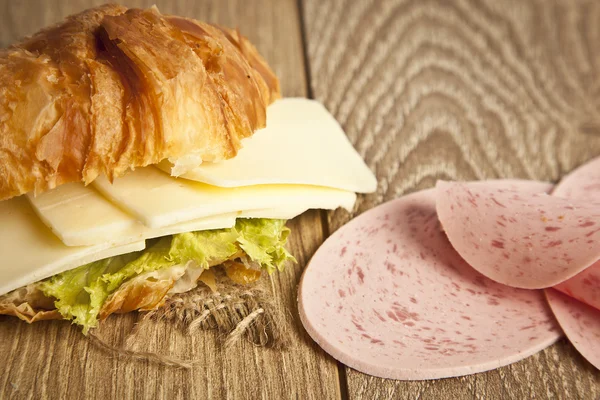 Close-up van ham en kaas croissant sandwich. — Stockfoto