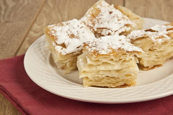 Kurdiska bakverk kurt boregi traditionella turkiska burek med strösocker — Stockfoto