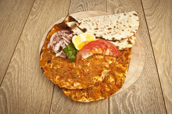 Especialidade turca lahmacun pide pizza com salsa e limão — Fotografia de Stock