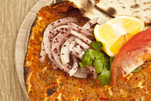 Turkish specialty pizza lahmacun pide with parsley and lemon — Stock Photo, Image