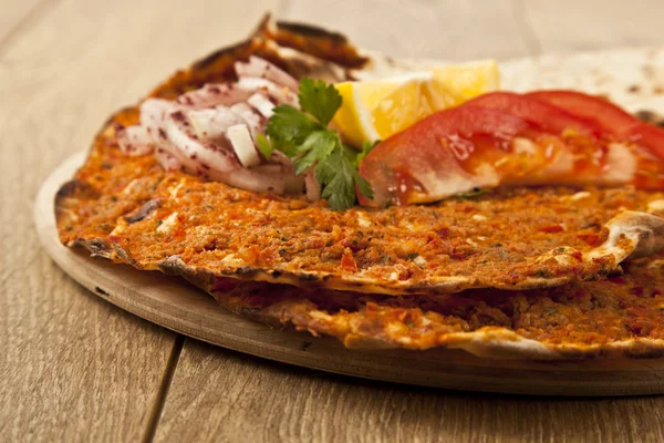 Türkische Spezialität Pizza lahmacun pide mit Petersilie und Zitrone — Stockfoto