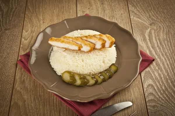 Schnitzel de pollo con arroz turco Pilav — Foto de Stock