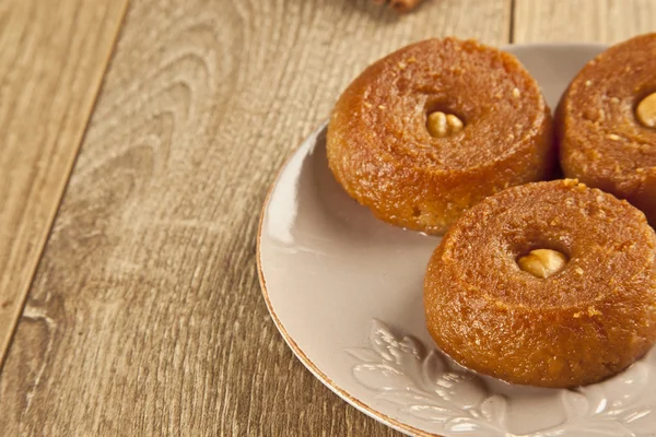 Turco Ramadã doce - Sekerpare com fundo de madeira — Fotografia de Stock